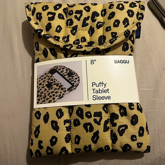 *SOLD *BAGGU TABLET puffy case 8” RARE - Picture 1 of 2